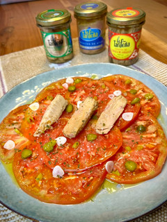 Una foto de Carpaccio de tomate con Melva canutera