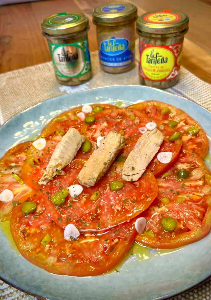 Una foto de Carpaccio de tomate con Melva canutera