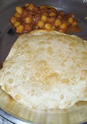 A picture of Chola poori.