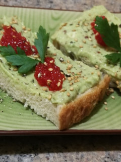 Una foto de Tartines con paté de aguacate y frutos secos