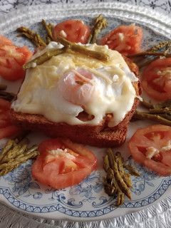 Una foto de Huevos escalfados con guarnición de espárragos