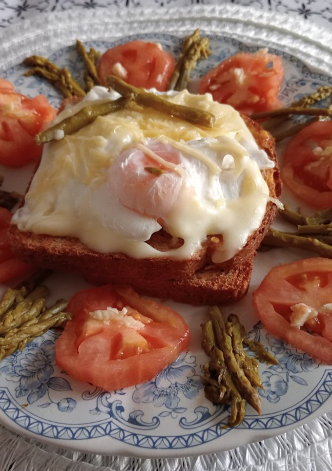 Una foto de Huevos escalfados con guarnición de espárragos