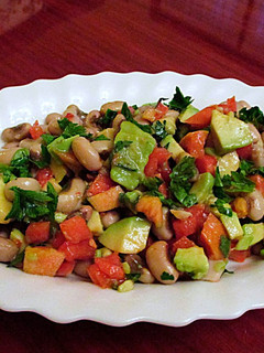 Una foto de Ensalada de alubias careta con aguacate y tomates (raw-vegana)