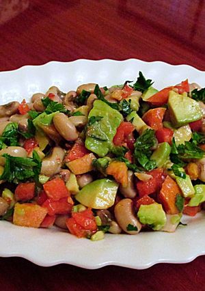 Una foto de Ensalada de alubias careta con aguacate y tomates (raw-vegana)