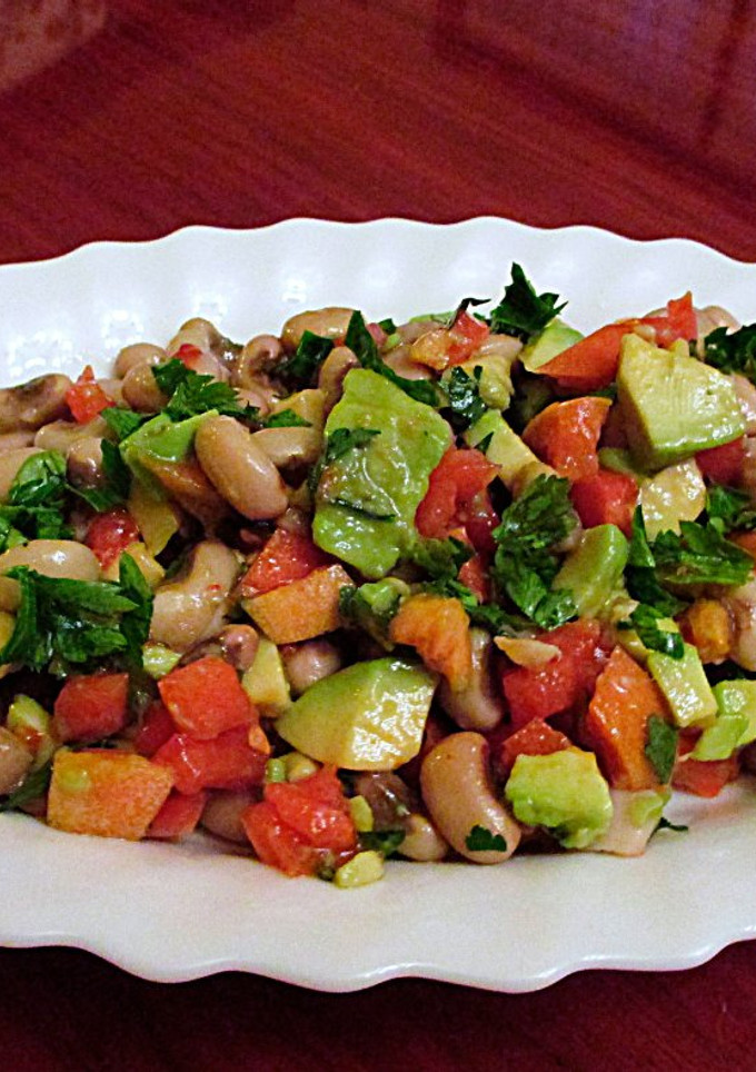 Una foto de Ensalada de alubias careta con aguacate y tomates (raw-vegana)
