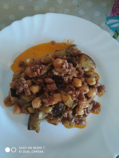 Una foto de Berenjenas con carne picada y garbanzos 😋