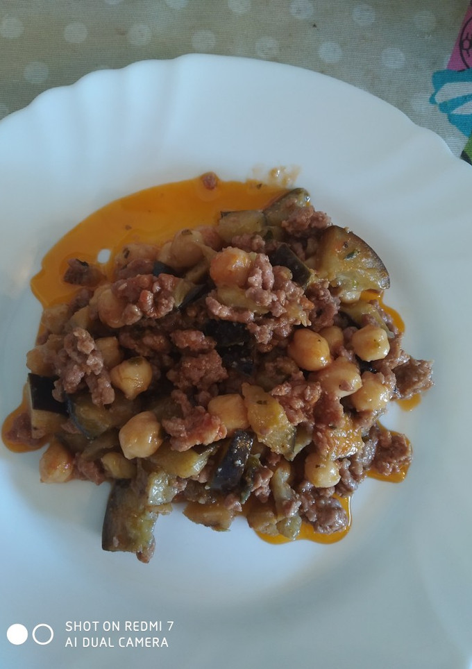 Una foto de Berenjenas con carne picada y garbanzos 😋