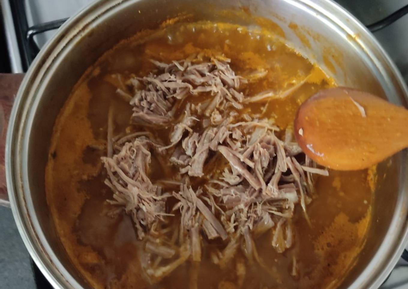Carne deshebrada en salsa