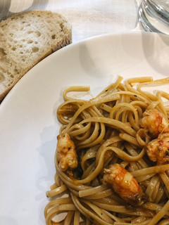 Una foto de Pasta con langostinos y zamburiñas
