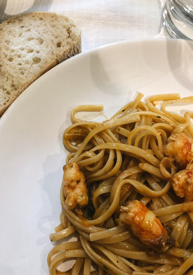 Una foto de Pasta con langostinos y zamburiñas