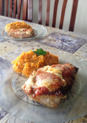 Una foto de Bondiola de cerdo a la pizza con puré de calabaza