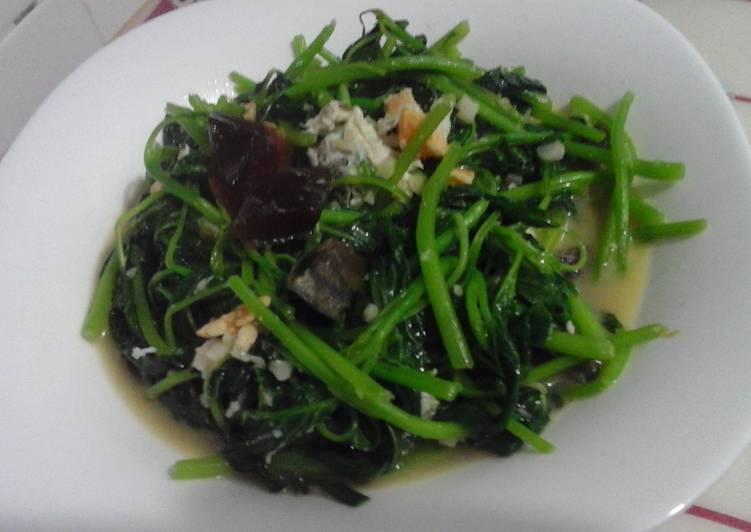 Bayam tumis telur asin