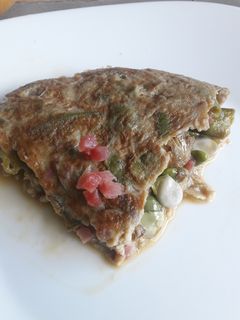 Una foto de Tortilla de habas con su vaina, alcachofas y taquitos de jamón