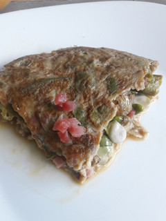 Una foto de Tortilla de habas con su vaina, alcachofas y taquitos de jamón