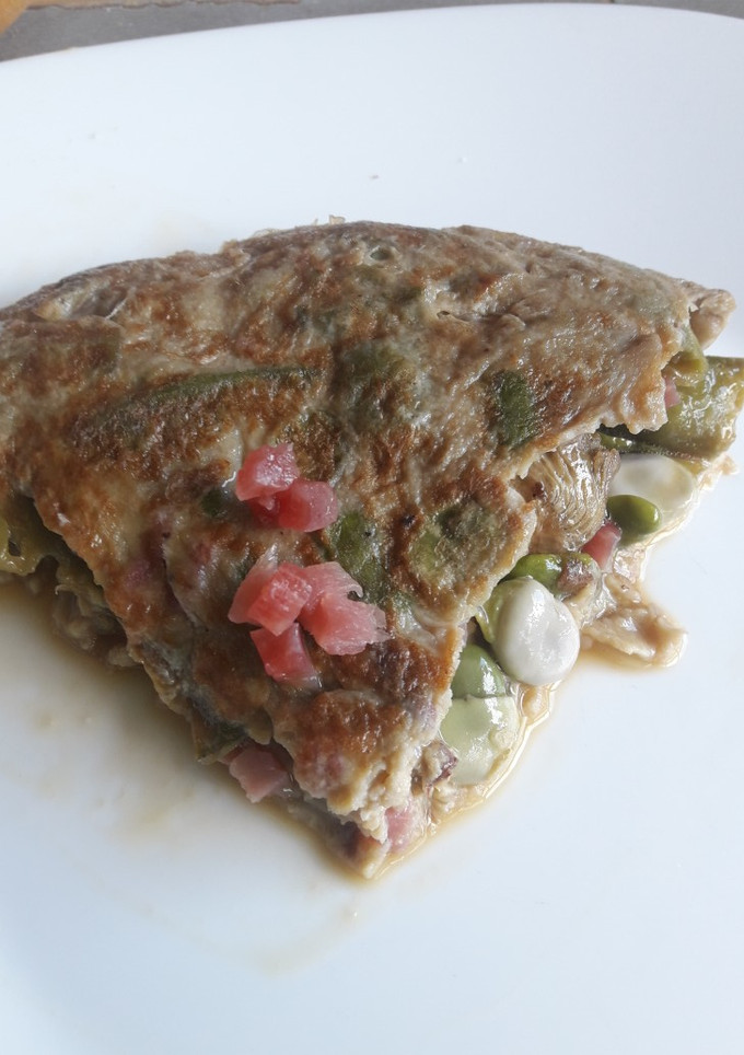 Una foto de Tortilla de habas con su vaina, alcachofas y taquitos de jamón