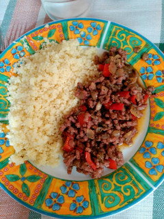 Una foto de Cuscus con carne picada y verduras con miel y vinagre balsámico de módena