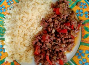 Una foto de Cuscus con carne picada y verduras con miel y vinagre balsámico de módena