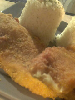 Una foto de Milanesas de merluza -acompañadas de tamales🍴
