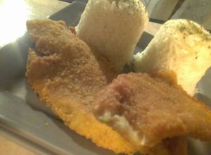 Una foto de Milanesas de merluza -acompañadas de tamales🍴
