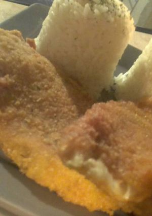 Una foto de Milanesas de merluza -acompañadas de tamales🍴