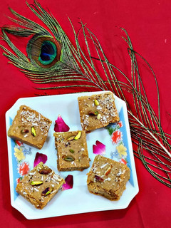 सत्तू मखाने की बर्फी (Sattu makhane ki barfi recipe in Hindi) रेसिपी मुख्य फोटो