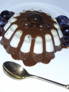 O poză a rețetei Panna cotta cu vin și cacao.