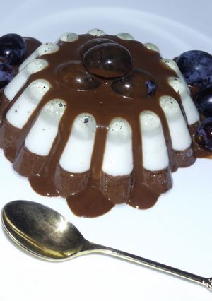O poză a rețetei Panna cotta cu vin și cacao.