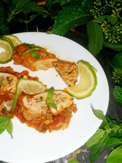 Una foto de Pechuga de pollo enrollada rellena de arroz y espinacas