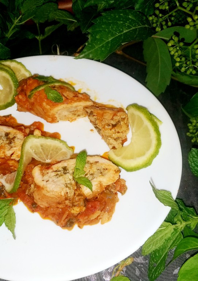 Una foto de Pechuga de pollo enrollada rellena de arroz y espinacas