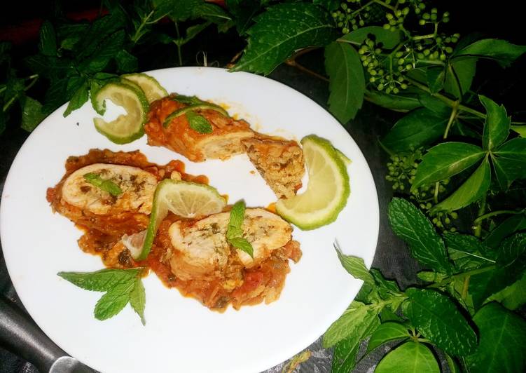 Pechuga de pollo enrollada rellena de arroz y espinacas