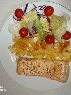 Una foto de Salmón y patatas al vapor con robot Clickchef