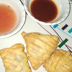 A picture of Crispy Samosa with Spicy Chutney.