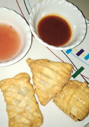A picture of Crispy Samosa with Spicy Chutney.