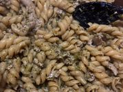 Una foto di pasta con broccolo