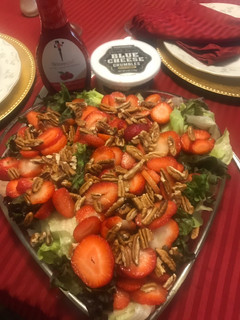 Una foto de Ensalada de lechuga con aderezo de frambuesa