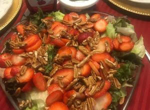 Una foto de Ensalada de lechuga con aderezo de frambuesa