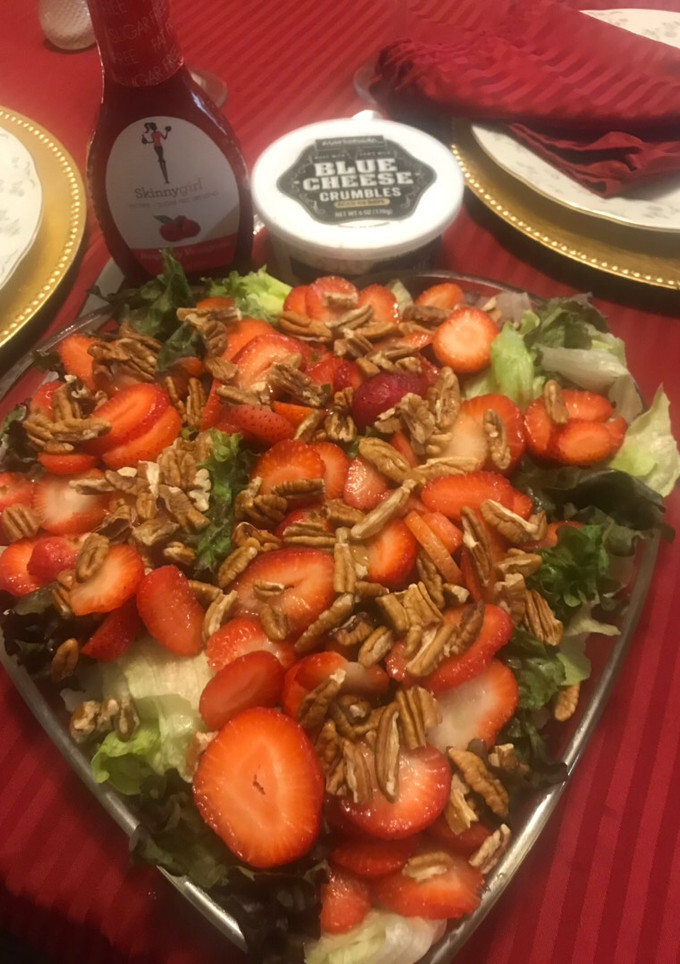 Una foto de Ensalada de lechuga con aderezo de frambuesa