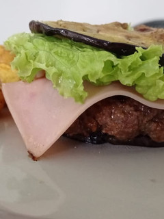 Una foto de Hamburguesa con pan de berenjenas