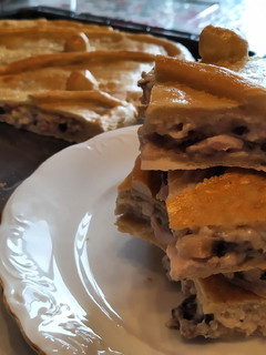 Una foto de Empanada carbonara rellena de pollo y bacon ✅