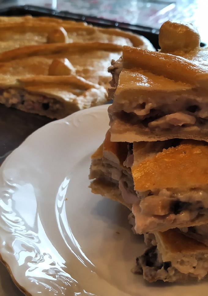 Una foto de Empanada carbonara rellena de pollo y bacon ✅