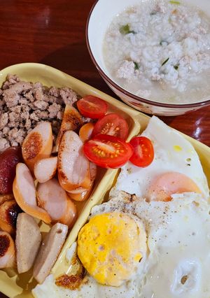 รูปของ ไข่กระทะกับข้าวต้มหมู