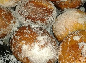 Una foto de Bollos fritos relleno de dulce