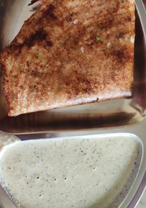 A picture of Crispy Onion chilli dosa with chutney.
