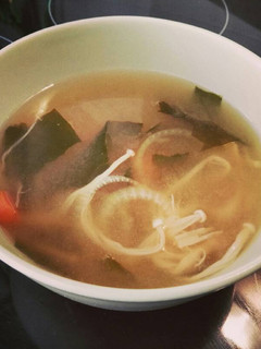Una foto de Sopa de miso con wakame y champiñones