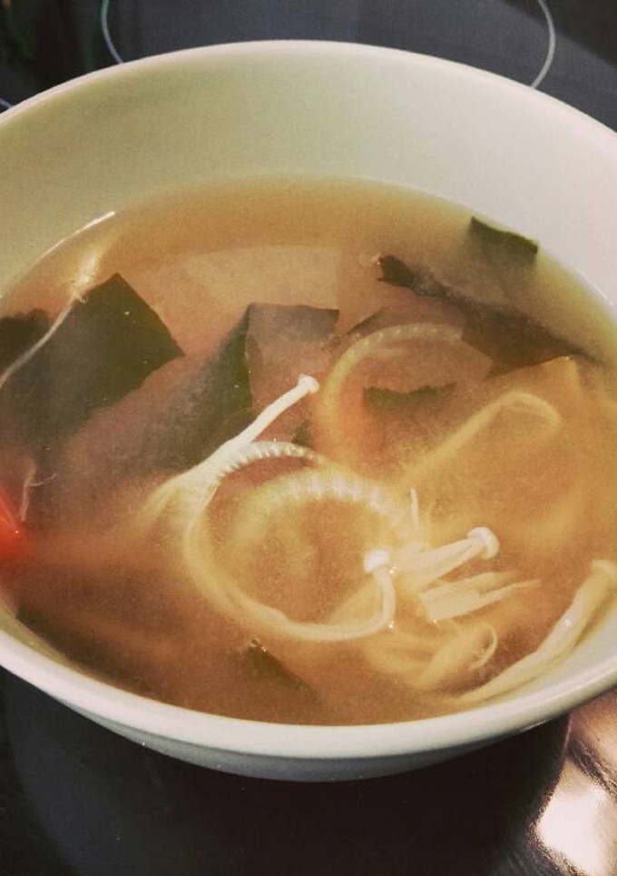 Una foto de Sopa de miso con wakame y champiñones