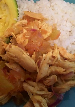 Una foto de Guiso de pollo y aguacate