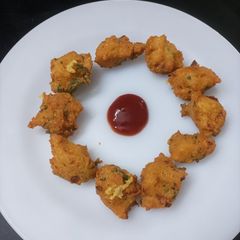 A picture of Moong dal pakoda.