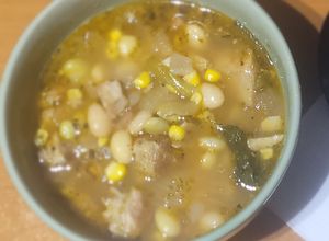 Una foto de Porotos granados con chicharrones