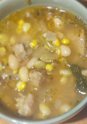 Una foto de Porotos granados con chicharrones