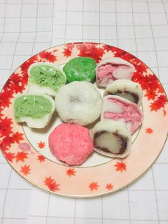 Una foto de Japanese 🎌Mochi Relleno con Helados de Matcha, Frambuesas, Anko (frijol dulce) !